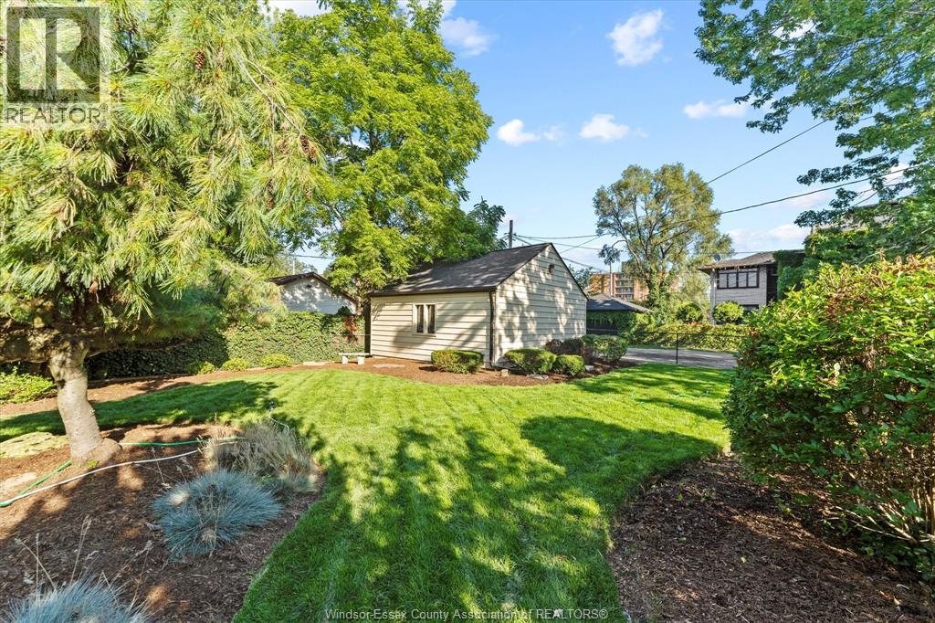 2371 Riverside Drive West Property Photo 40