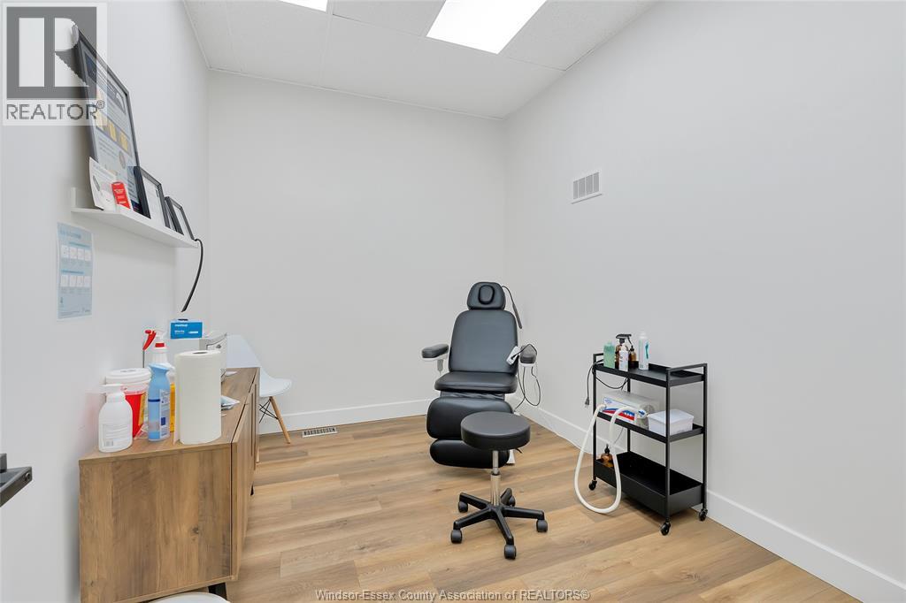 4667 Wyandotte Street East Property Photo 25