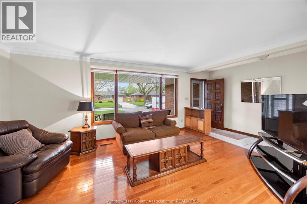 1565 Roxborough Property Photo 3