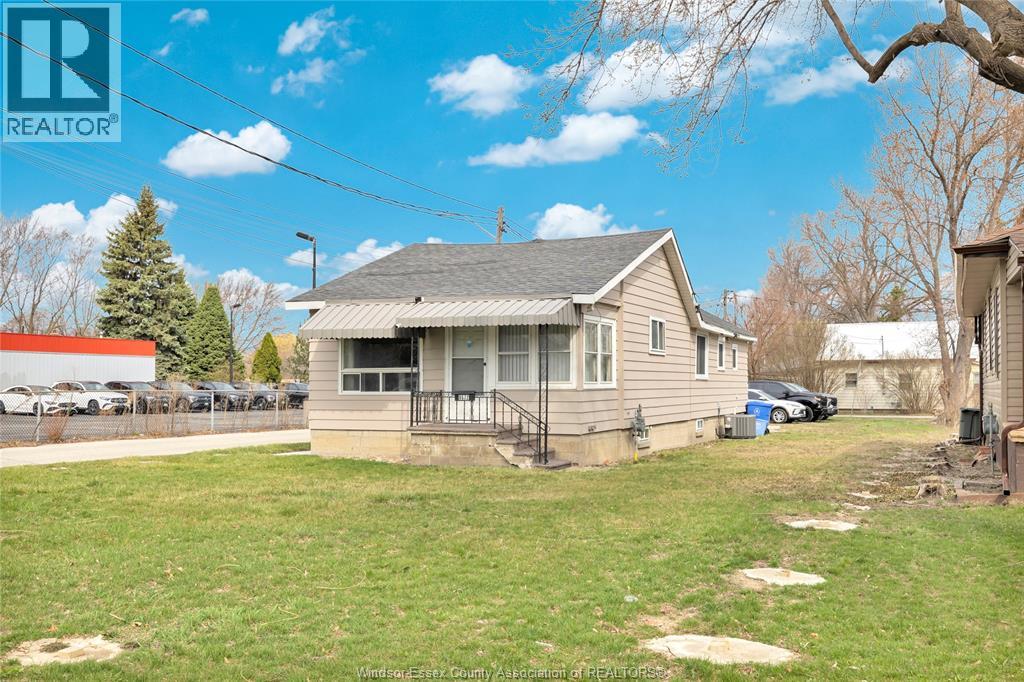 9572 Tecumseh Road Property Photo 4