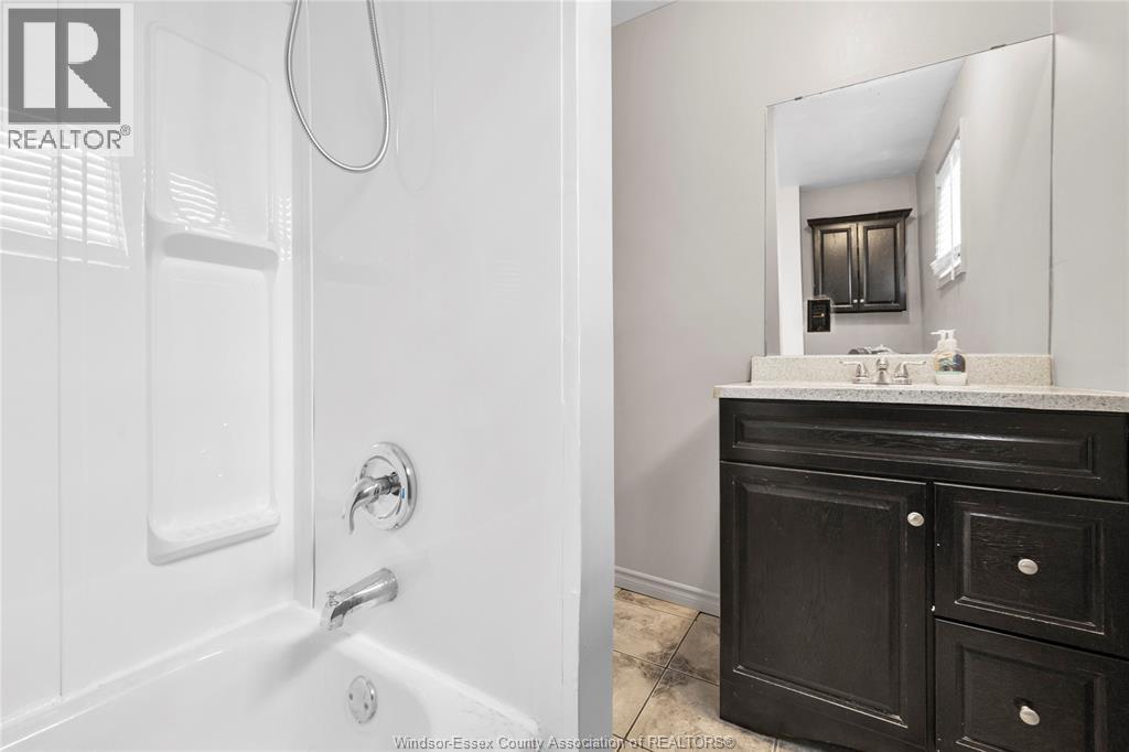 9572 Tecumseh Road Property Photo 24