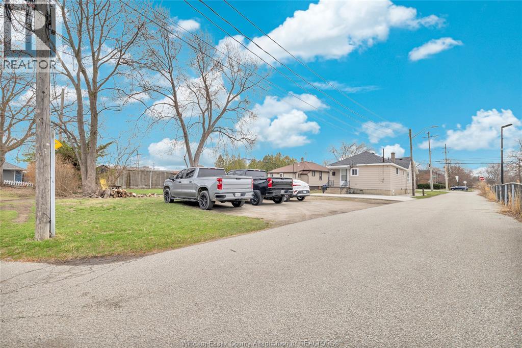 9572 Tecumseh Road Property Photo 31