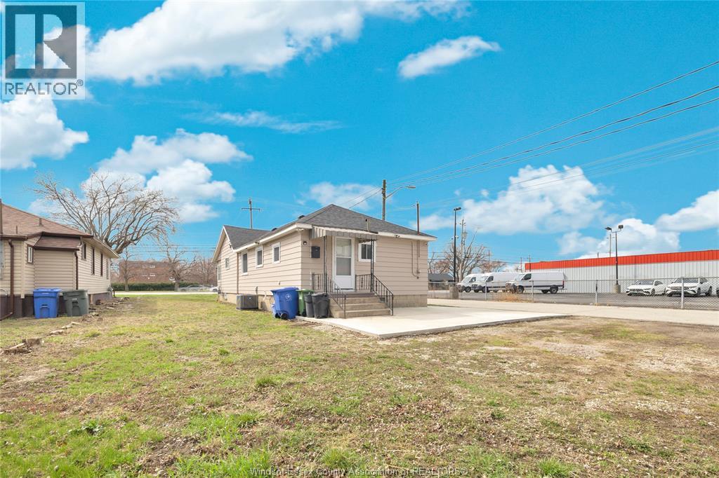 9572 Tecumseh Road Property Photo 11