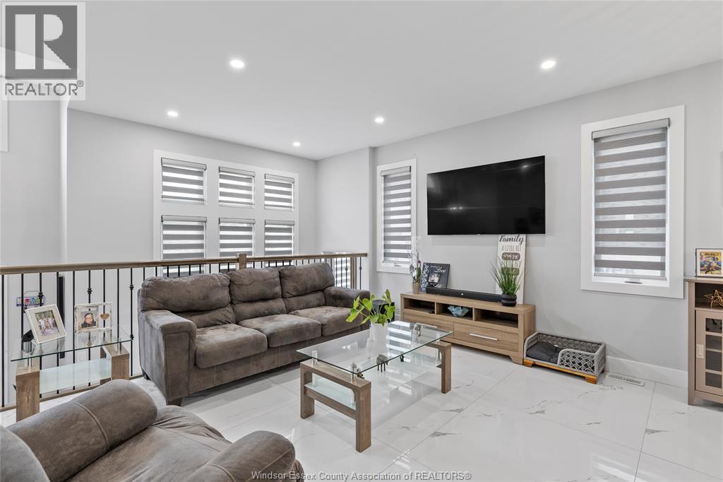 1067 Maple Property Photo 6
