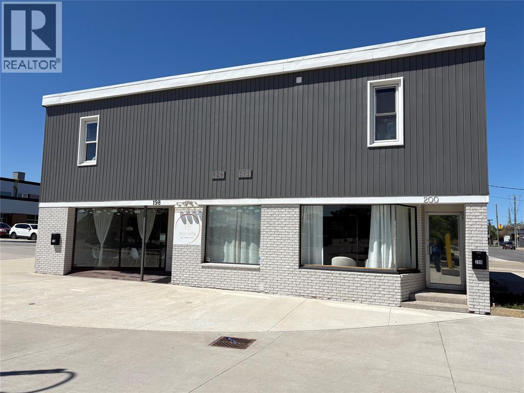200 LOCHIEL STREET Property Photo 1