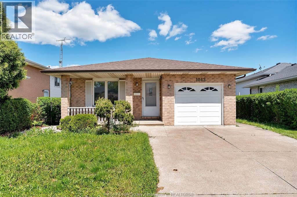 1042 Brookview Crescent Property Photo 1