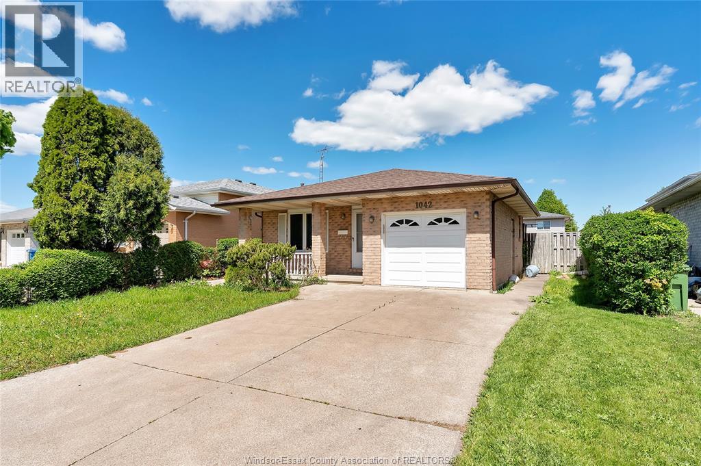1042 Brookview Crescent Property Photo 2