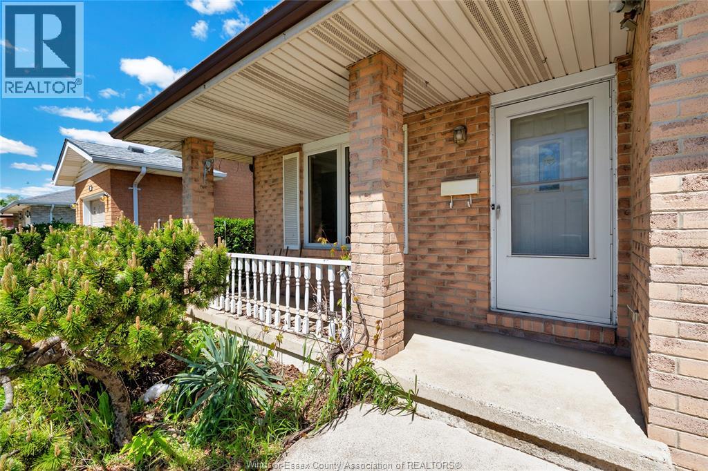 1042 Brookview Crescent Property Photo 3