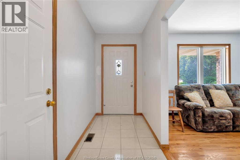 1042 Brookview Crescent Property Photo 4