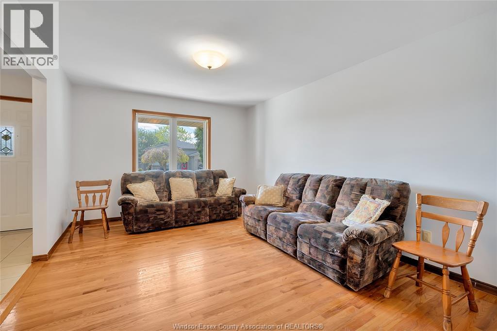 1042 Brookview Crescent Property Photo 7