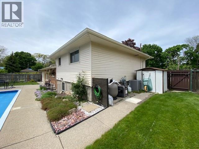 875 Champlain Road Property Photo 4
