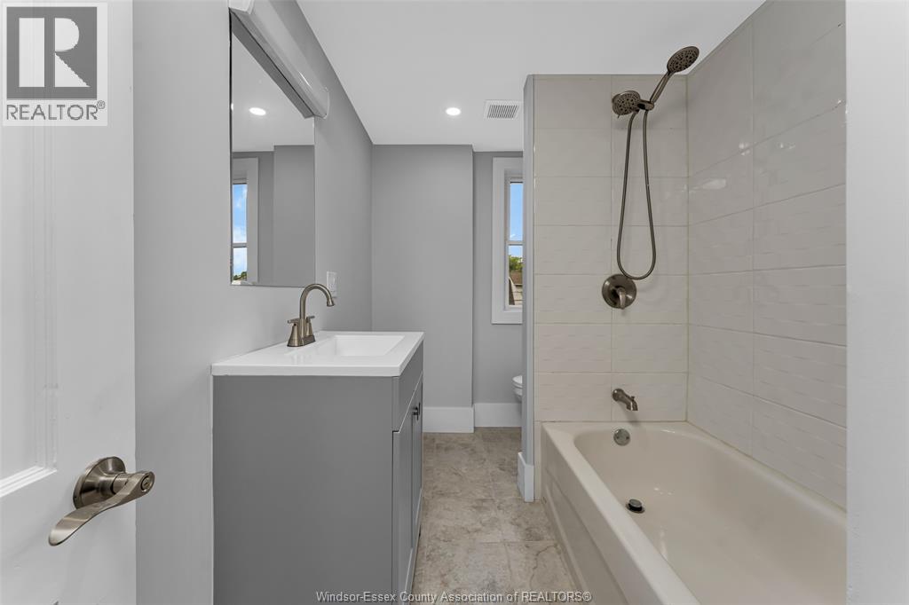 1525 Dougall Property Photo 18