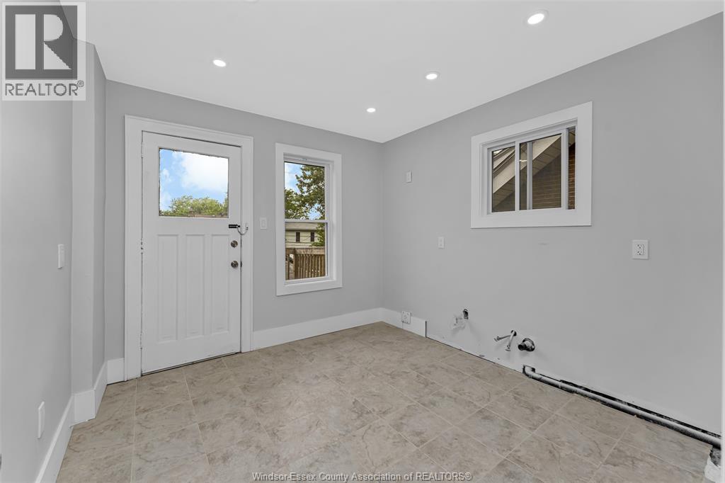 1525 Dougall Property Photo 19