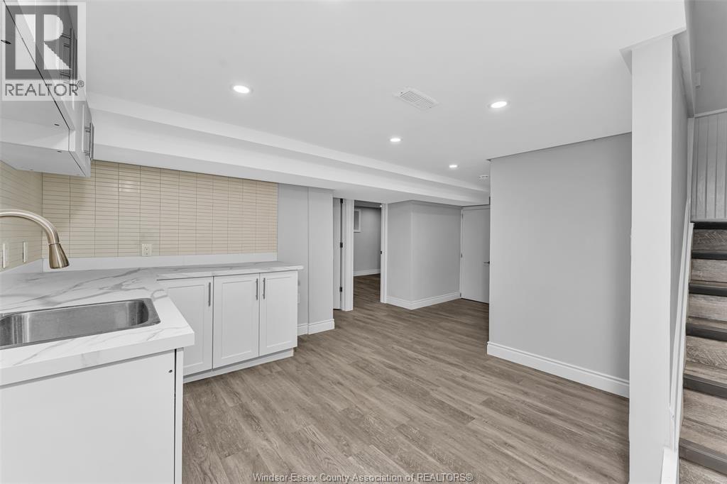 1525 Dougall Property Photo 28