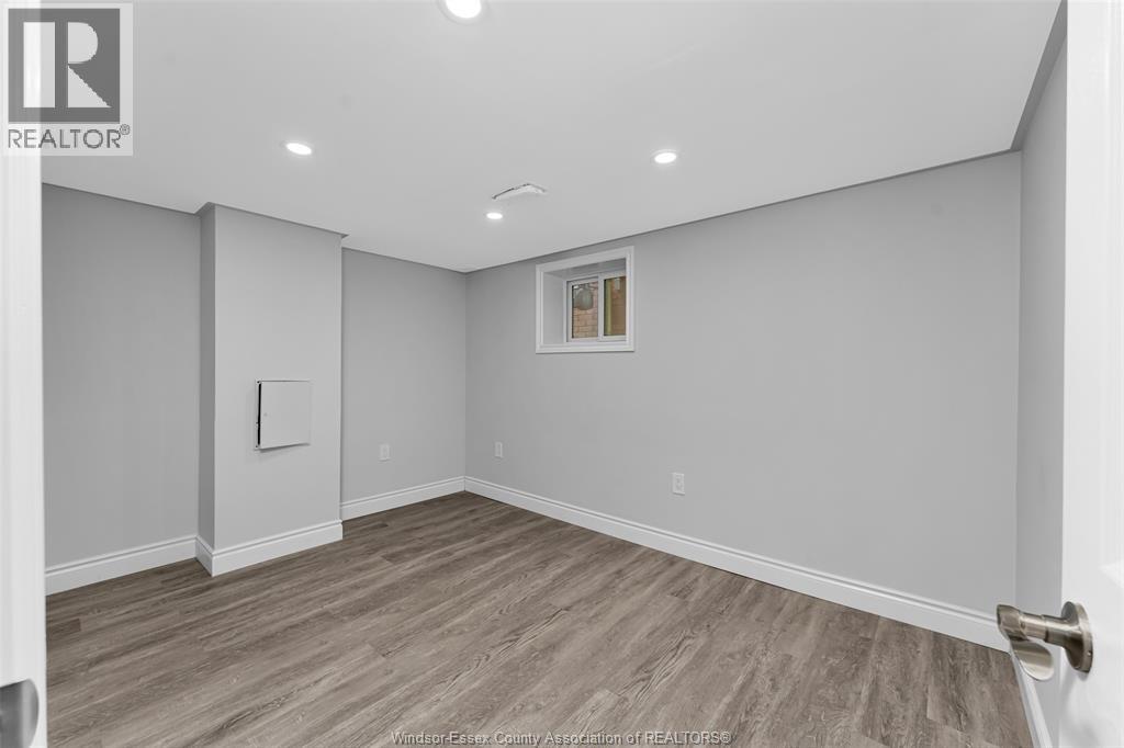 1525 Dougall Property Photo 31