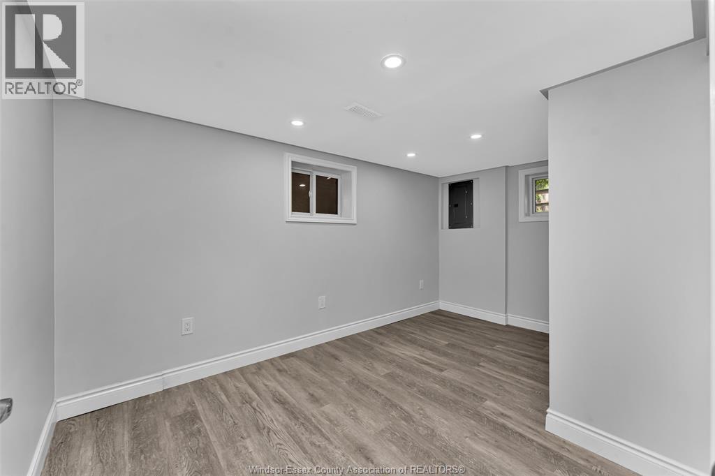 1525 Dougall Property Photo 32