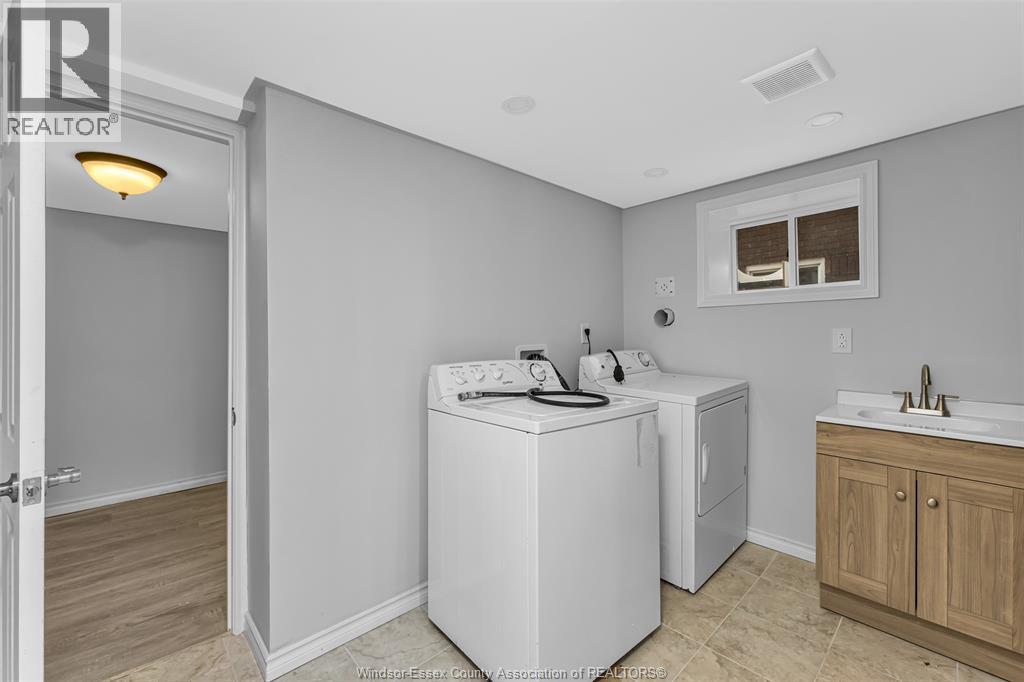1525 Dougall Property Photo 33