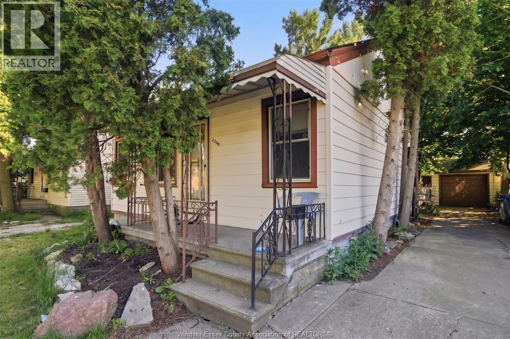 2209 Forest Property Photo 2