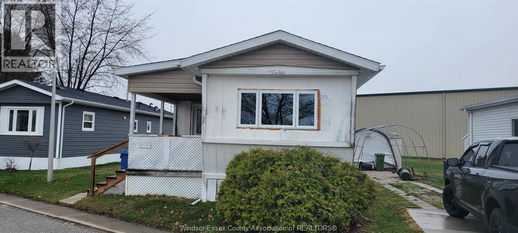 22 ROBIN CRESCENT