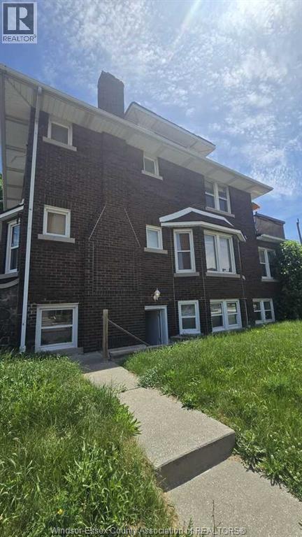 805 Giles BOULEVARD East Unit# Lower Property Photo 1