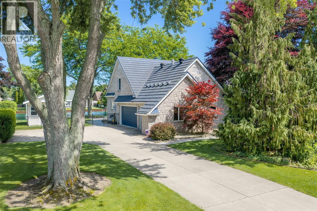 4784 Maplewood Crescent Property Photo 1