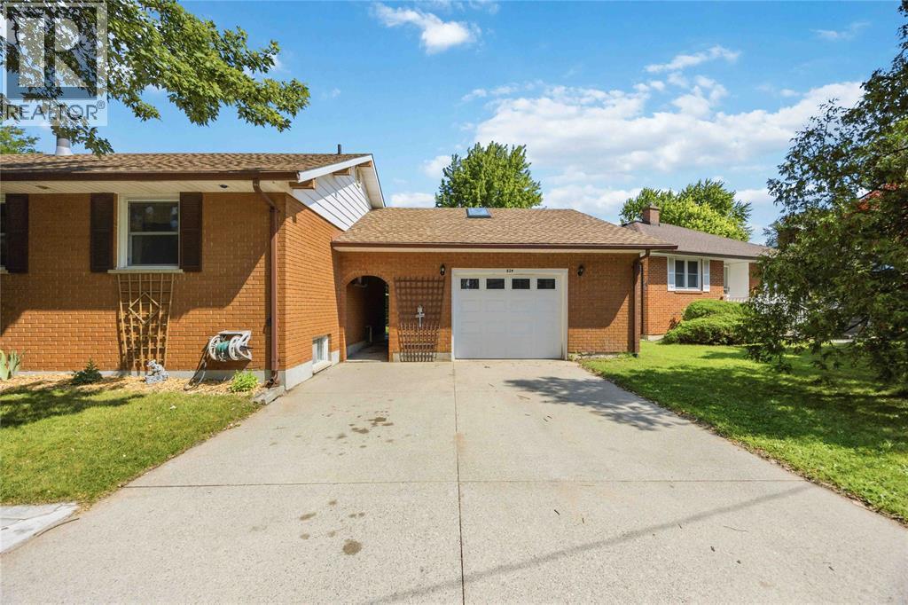 824 Charlesworth Drive Property Photo 4