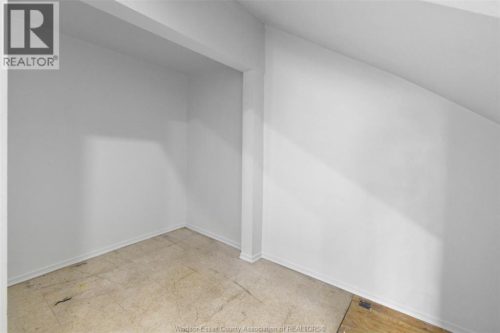 1194 Wyandotte Street East Property Photo 8