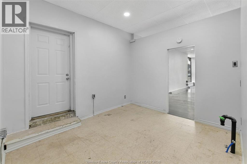 1194 Wyandotte Street East Property Photo 9