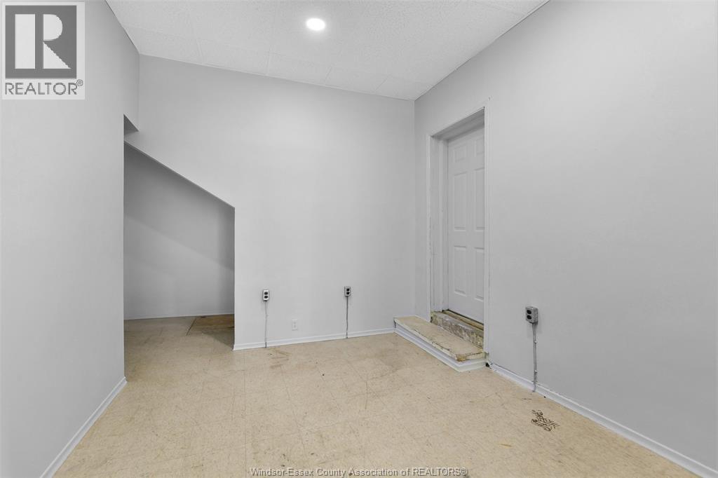 1194 Wyandotte Street East Property Photo 11