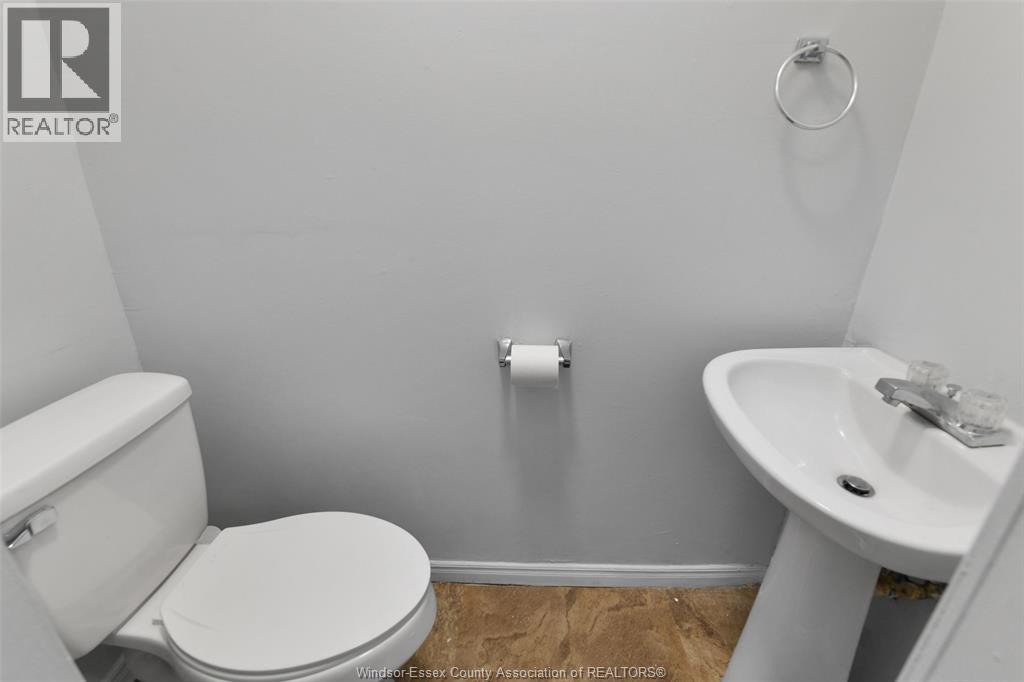 1194 Wyandotte Street East Property Photo 12