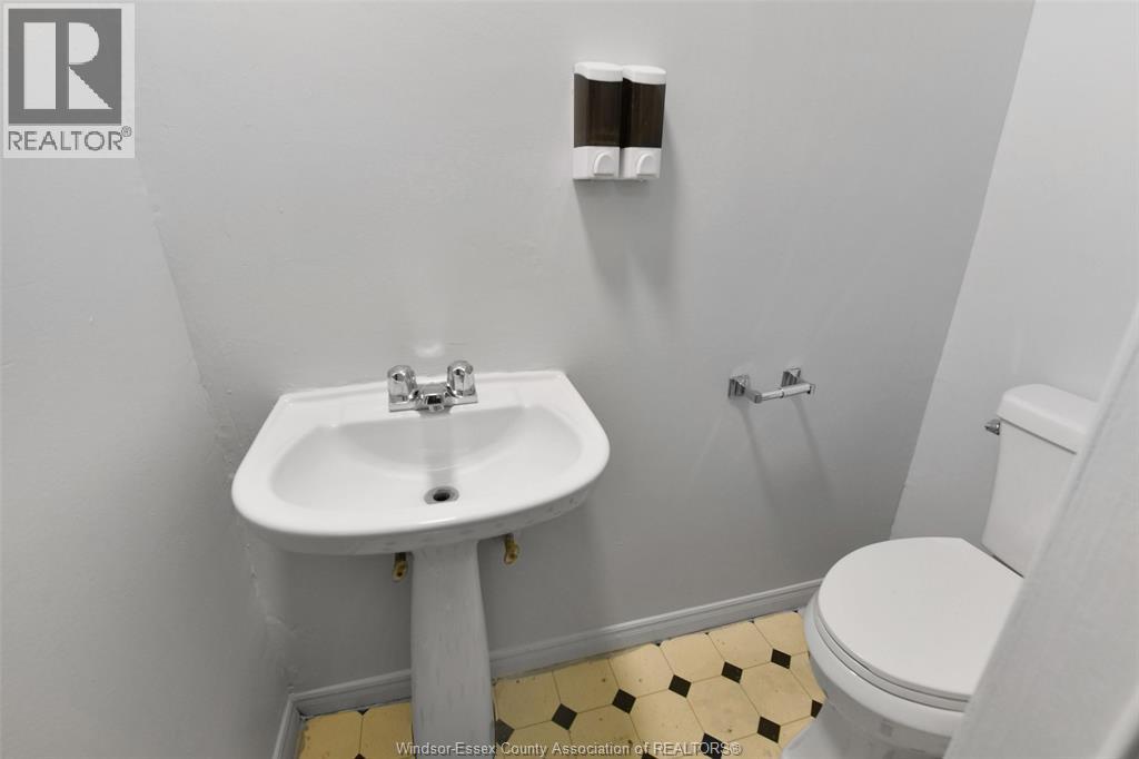1194 Wyandotte Street East Property Photo 13