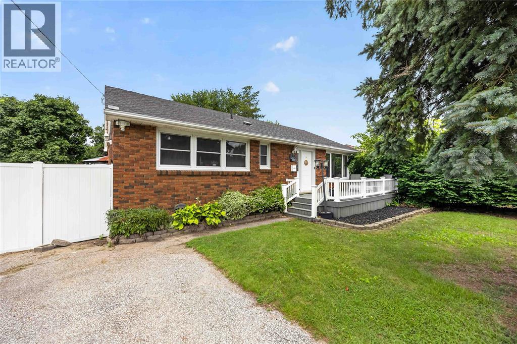 1108 Errol Road East Property Photo 2