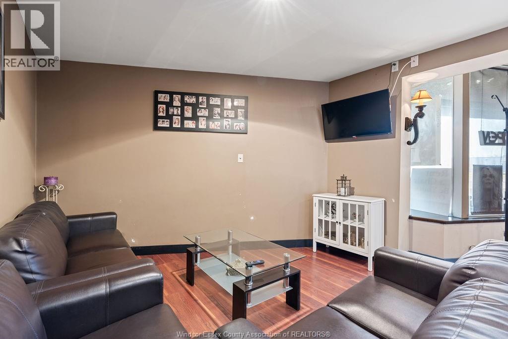 2558 Howard Property Photo 5