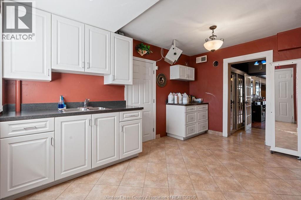 2558 Howard Property Photo 10