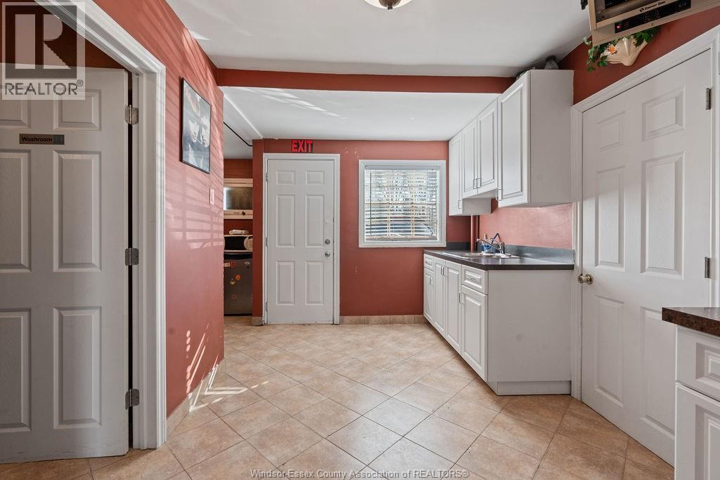 2558 Howard Property Photo 11