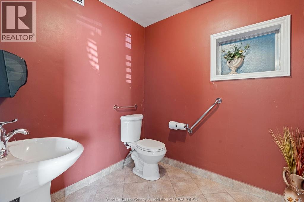 2558 Howard Property Photo 12