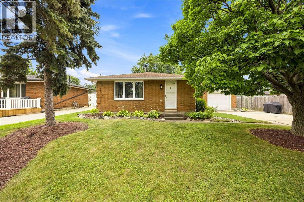 464 PARKDALE CRESCENT Property Photo 1