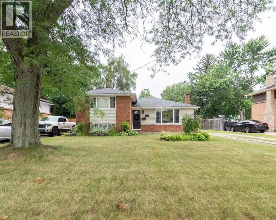 1049 Indian Road North Property Photo 1