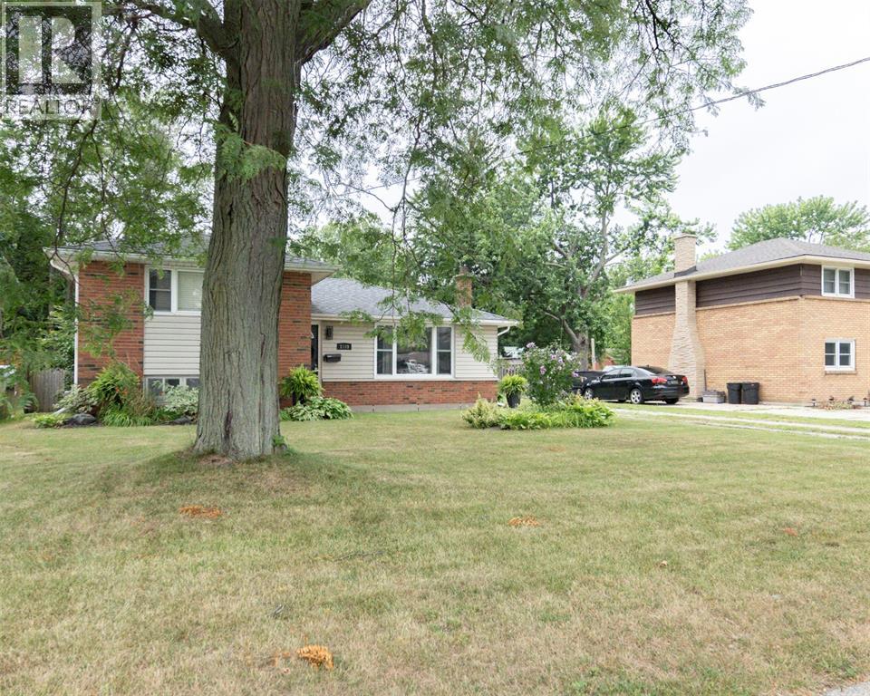 1049 Indian Road North Property Photo 2