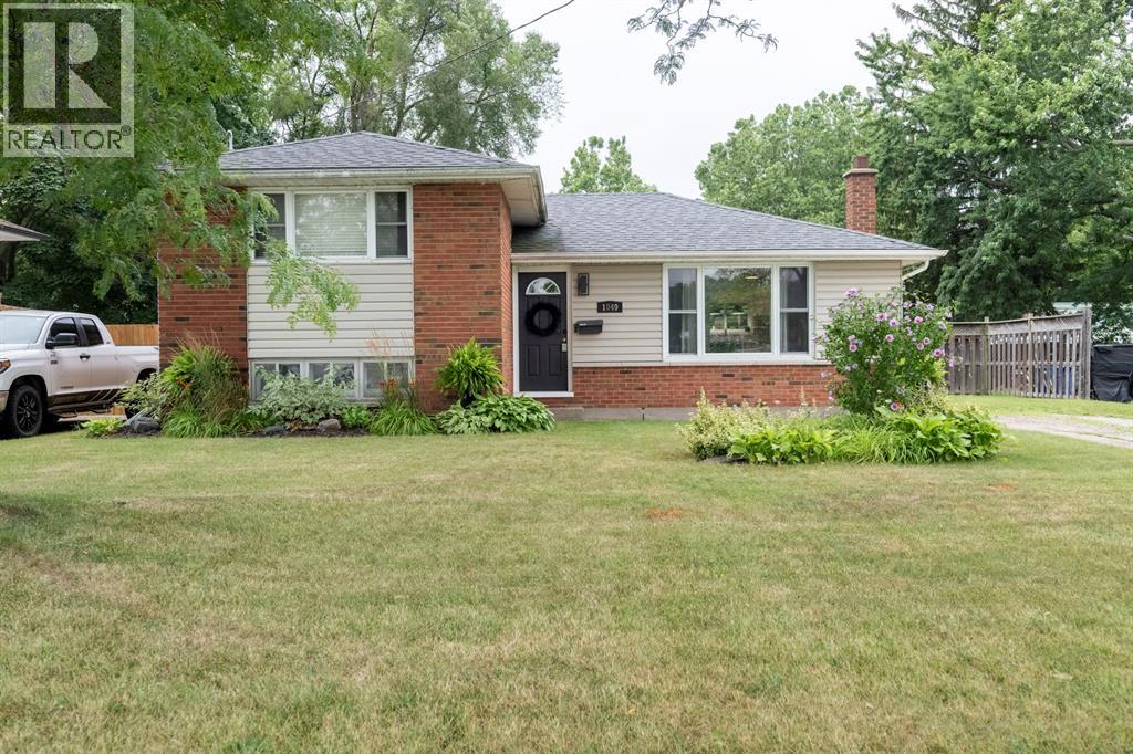 1049 Indian Road North Property Photo 3