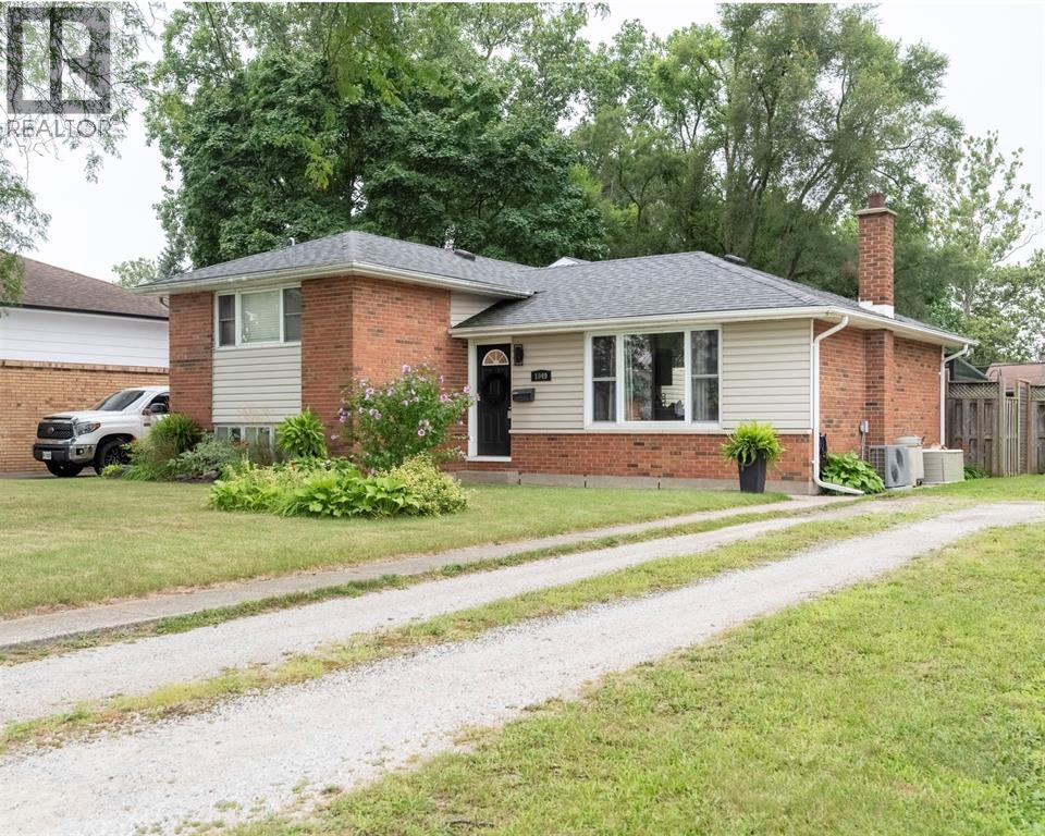 1049 Indian Road North Property Photo 5