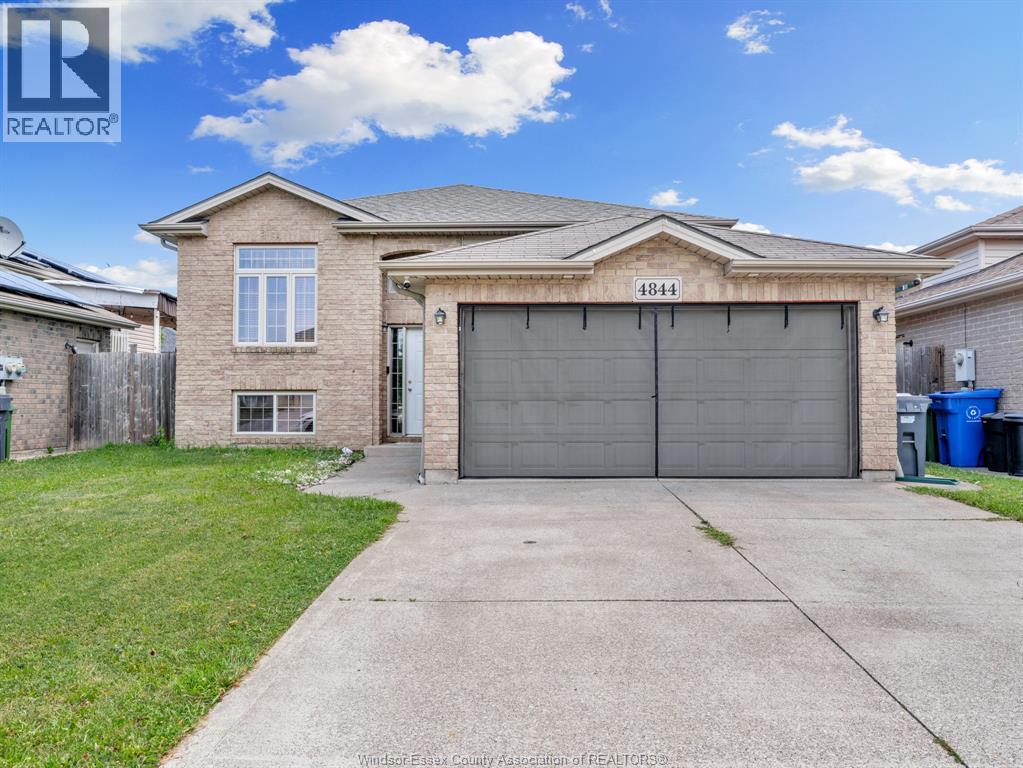 4844 Whitefish Crescent Property Photo 2