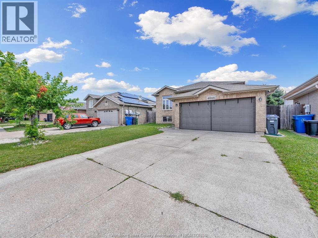 4844 Whitefish Crescent Property Photo 3