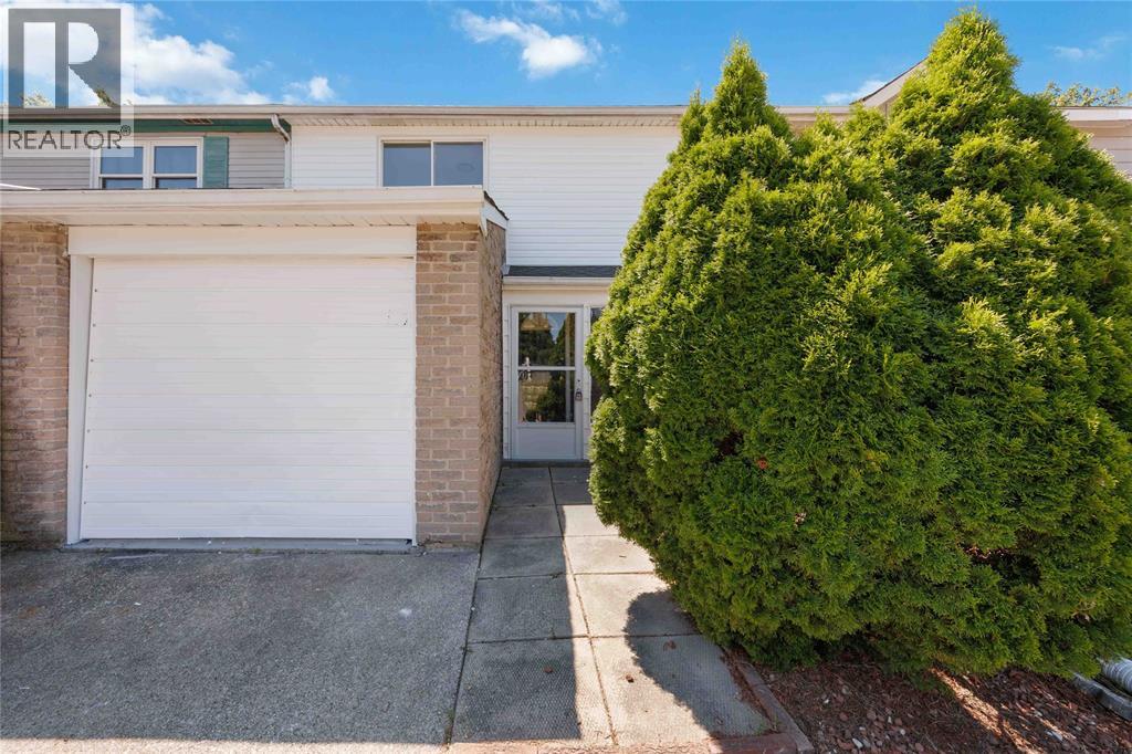 307 Somerset Crescent Property Photo 1