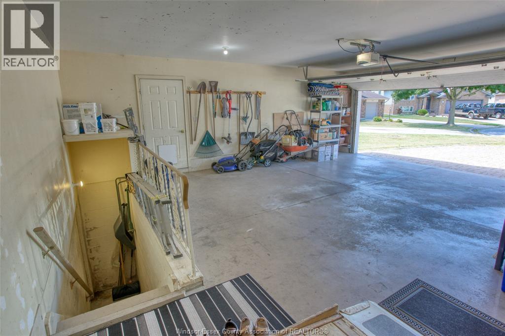 521 Royal Ridge Crescent Property Photo 39