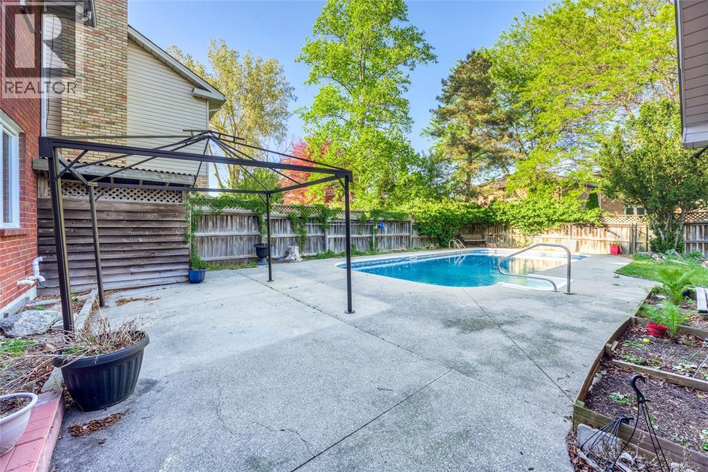 706 Esser Crescent Property Photo 8