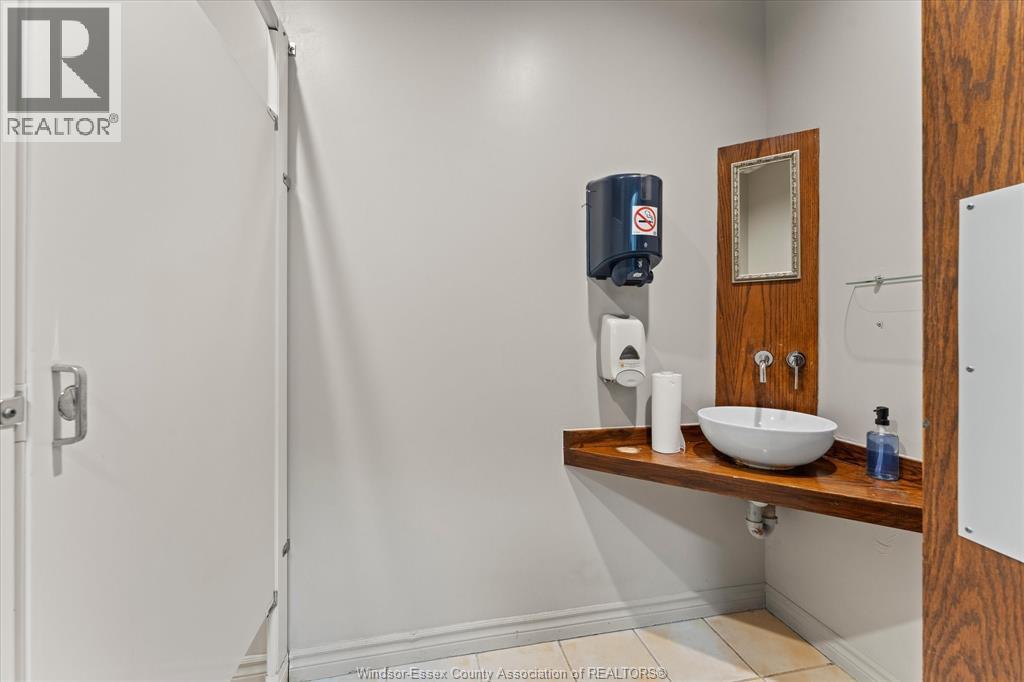 122 Chatham Street West Property Photo 24