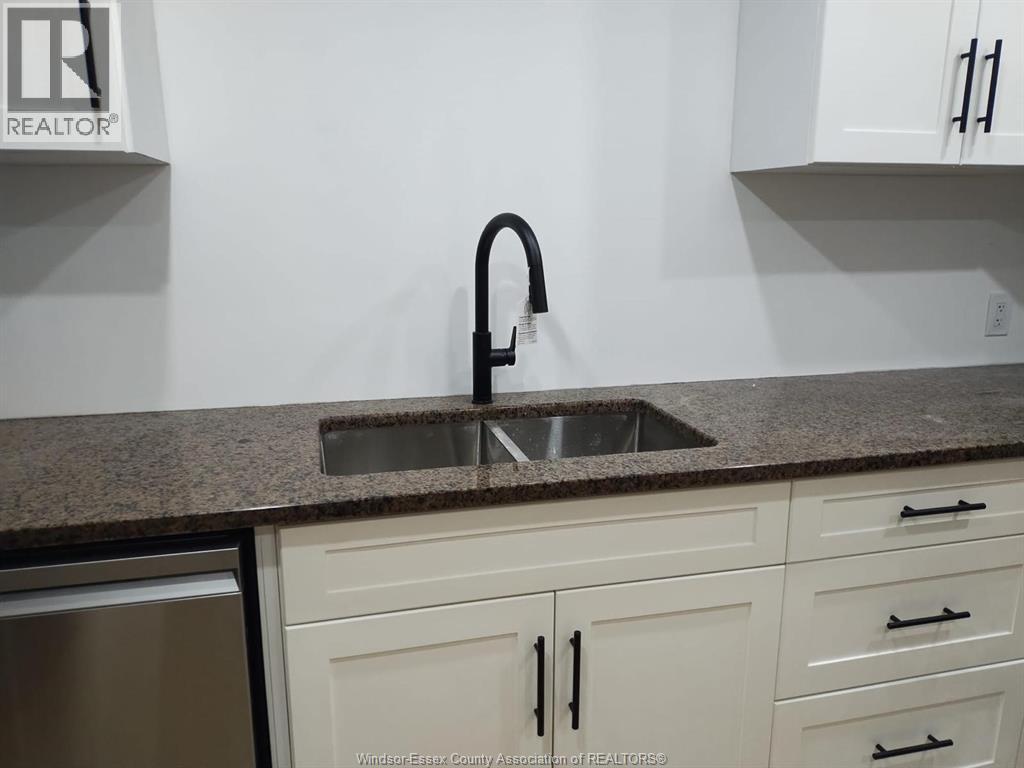 631 Holburn Street Unit# Lower Property Photo 4