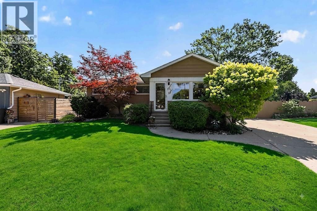 1108 Connaught CRESCENT