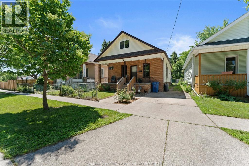 663 Brock Street Property Photo 4